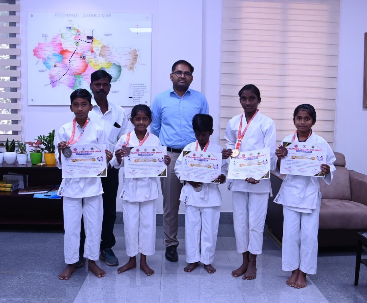 రాష్ట్ర స్థాయి  కరాటే పోటీలలో జిల్లా విద్యార్థినులు అద్బుత ప్రదర్శన..... జిల్లా కలెక్టర్ కోయ శ్రీ హర్ష